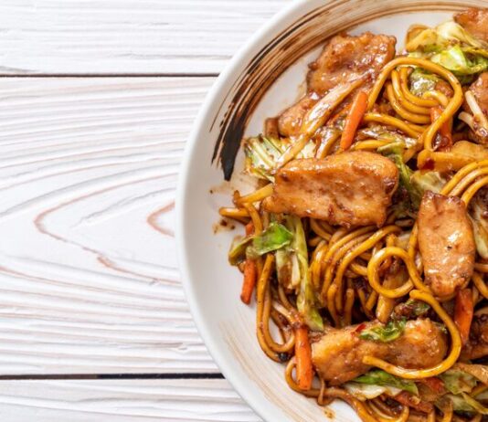 Удон с курицей и овощами: рецепт