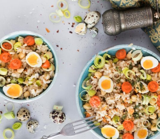 Рисовый салат с рыбными консервами