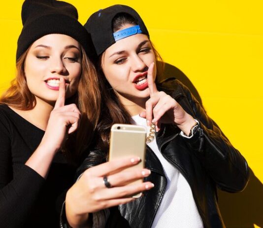 Как оригинально подписать подругу в телефоне