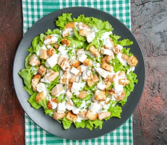 Салат с ананасом, курицей и сыром