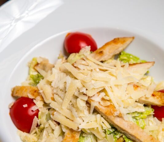 Салат с блинами и курицей: рецепт