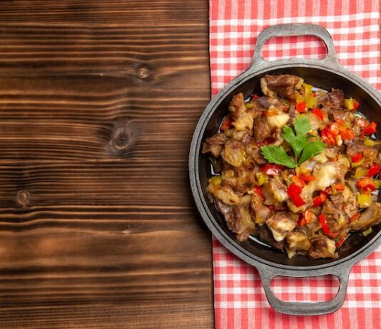 Тушеная квашеная капуста со свининой на сковороде