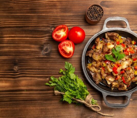 Мясо с луком в подливке на сковороде