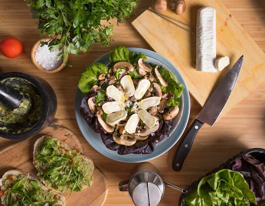 Огурец и грибы: простой и вкусный салат