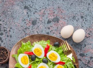 Салат с сыром, яйцом и помидорами