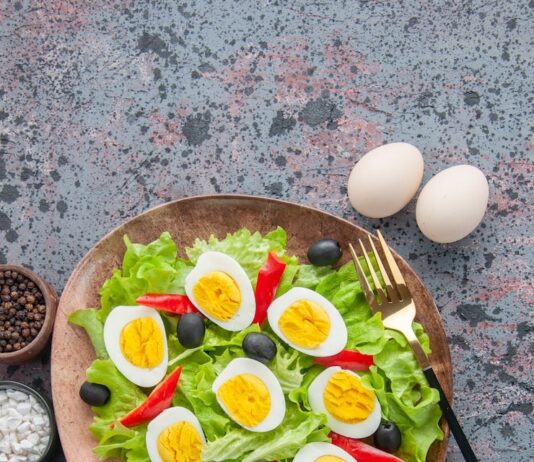 Салат с сыром, яйцом и помидорами