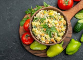 Салат с кальмарами и кукурузой: рецепт