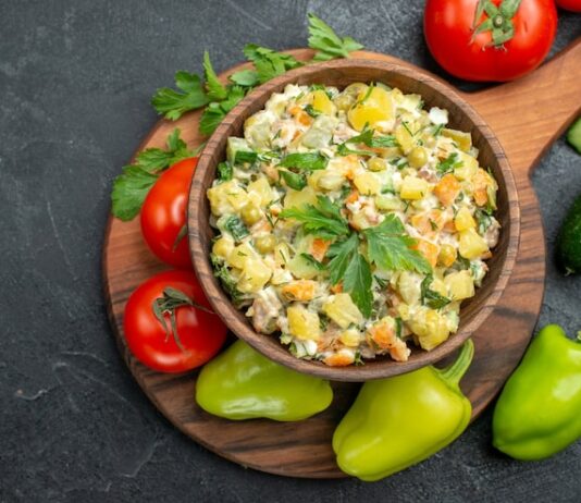 Салат с кальмарами и кукурузой: рецепт