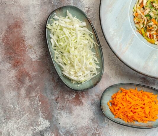 Корейский салат с морковью и свежим огурцом