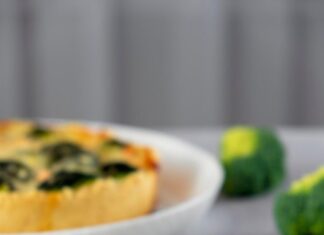 Пирог с брокколи и красной рыбой