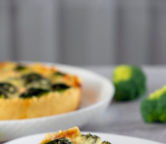 Пирог с брокколи и красной рыбой