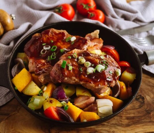 Свинина с овощами на сковороде