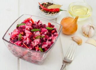 Салат из вареной свеклы с яблоком