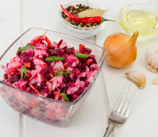 Салат из вареной свеклы с яблоком