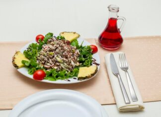 Салат с тунцом и листьями салата