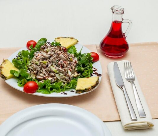 Салат с тунцом и листьями салата