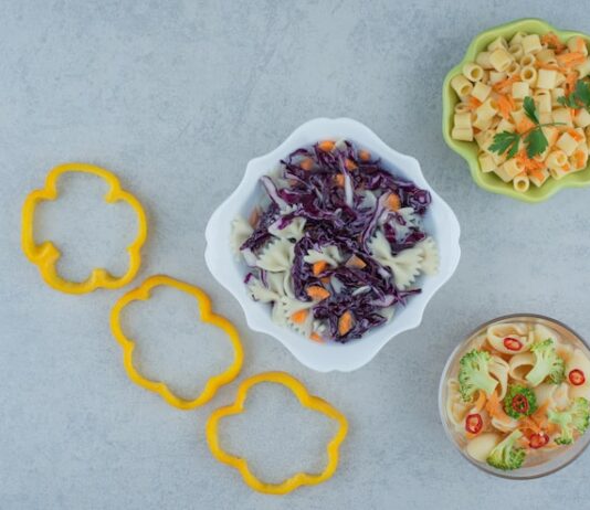 Салат из печени и соленых огурцов с морковью