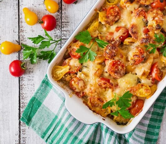 Картофель с курицей и помидорами в духовке