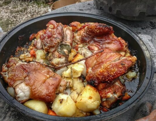 Приготовление кролика с картошкой в казане