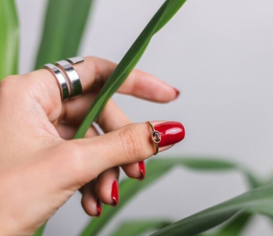 Красный маникюр в Инстаграм: Как подписать