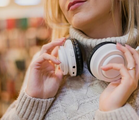 Как включить басс буст на JBL