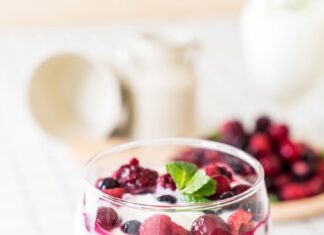 Ягодный десерт с желатином и сметаной