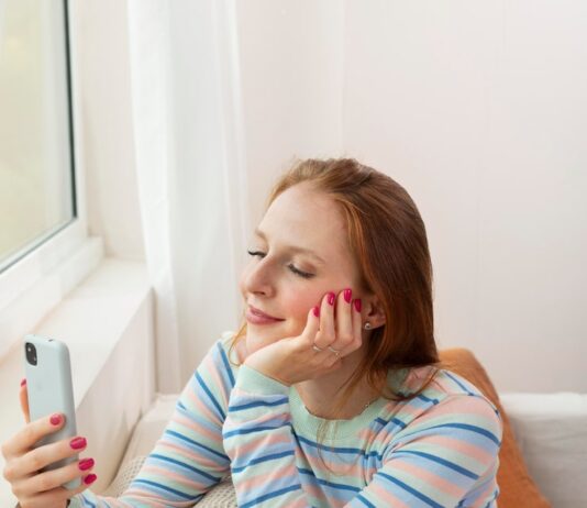 Поднять настроение девушке по переписке: приятные фразы