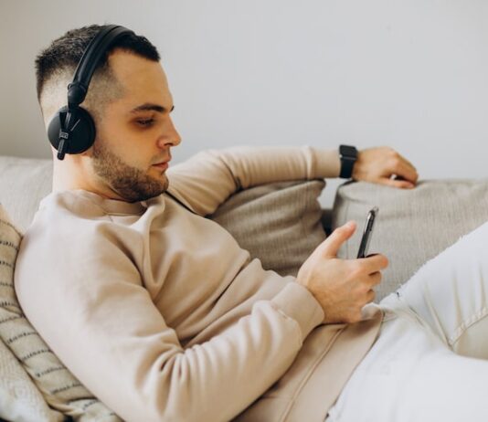 Как смотреть телевизор в наушниках без провода