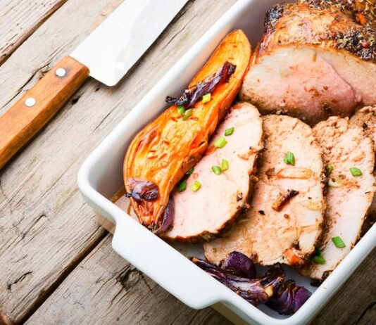 Запекайте свинину в духовке: пошаговый рецепт