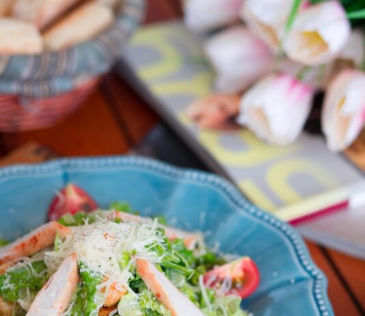 Классический салат «Обжорка» с курицей