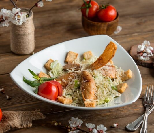 Классический салат Цезарь с курицей