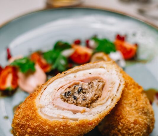 Куриные рулетики с беконом: рецепт