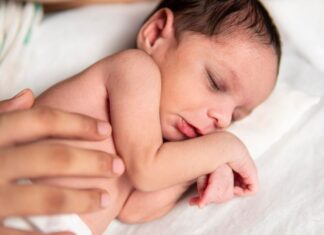 Успокаивающий сон младенца на руках