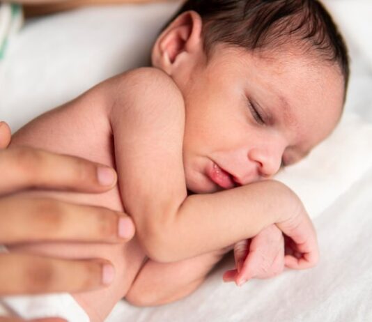 Успокаивающий сон младенца на руках