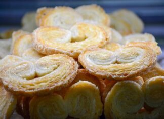 Слойки из слоеного теста: рецепт с сахарной глазурью