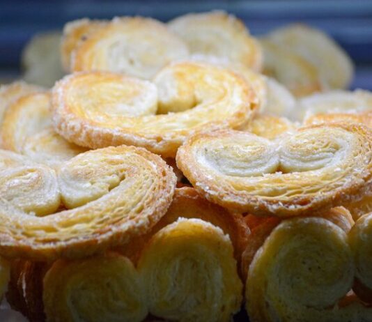 Слойки из слоеного теста: рецепт с сахарной глазурью