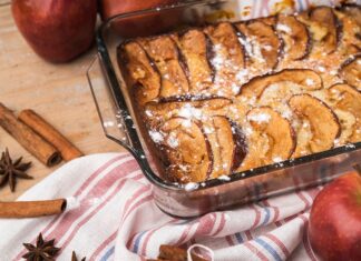 Бисквитный рулет с яблоками: рецепт