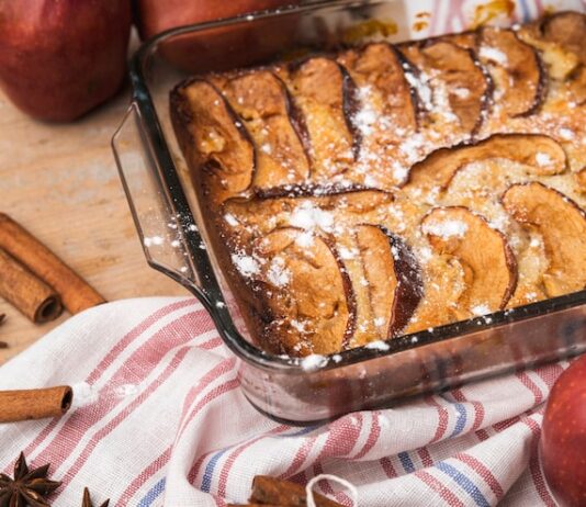 Бисквитный рулет с яблоками: рецепт