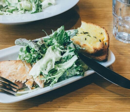 Салат Цезарь: Ингредиенты и Приготовление