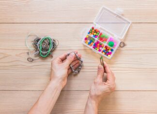 Создание браслета из резиночек на рогатке