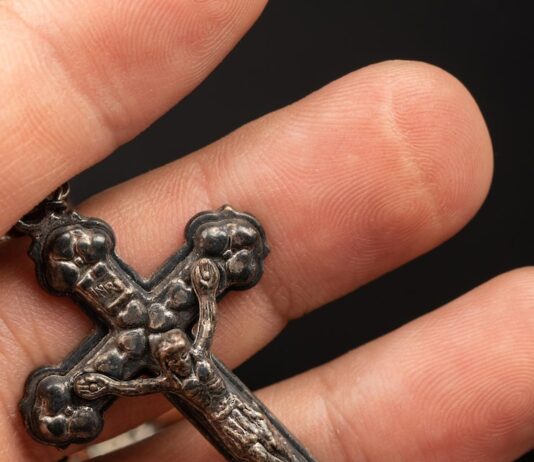 Значение тату креста на плече