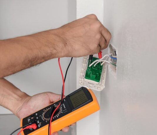 Измерение постоянного напряжения мультиметром