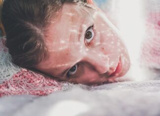 Кровь из глаза во сне: причины и лечение