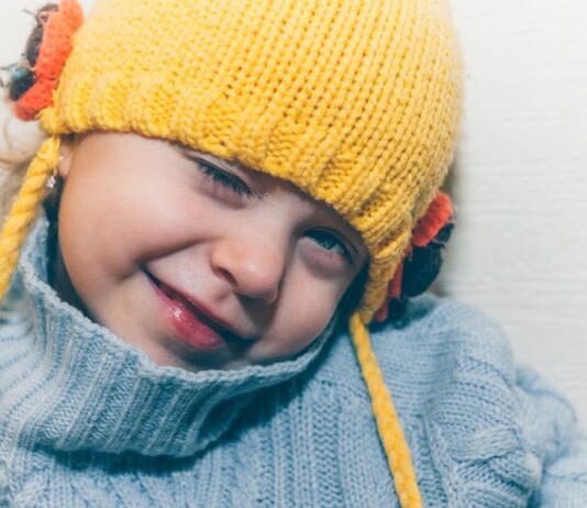 Шапка-чепчик для новорожденного спицами