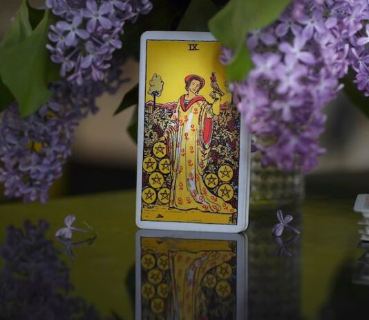 Гадание онлайн: бесплатное предсказание с помощью карт Таро