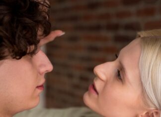 Любит ли меня жена: гадание на чувства