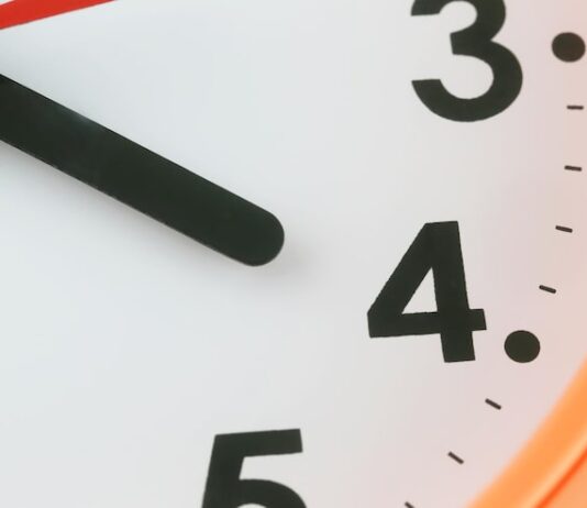 Часы показывают 9:00 — значение времени