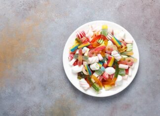 Салат из помидоров, фасоли и крабовых палочек