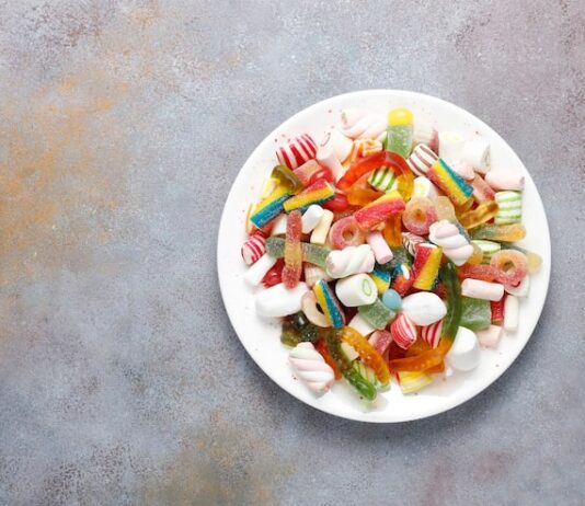 Салат из помидоров, фасоли и крабовых палочек