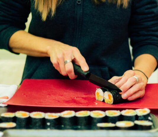 Необходимые ингредиенты и аксессуары для приготовления роллов